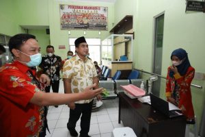 Foto: Taj Yasin Maimoen saat sedang menghibur anak-anak di Puskesmas