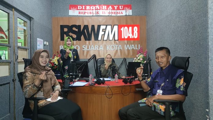 Foto: Bupati Demak Eisti'anah dan Sekda Demak Ahmad Sugiharto saat berada di Studio Radio Suara Kota Wali (RSKW) 104.8 FM