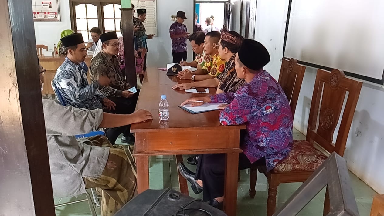 Mediasi terkait dugaan 11 siswa Madrasah Sirojul Alam keracunan yang diikuti keluarga penjual makanan, Yayasan Madrasah Sirojul Alam, Dinkes, Puskesmas Tayu 2 dan Pemdes Luwang