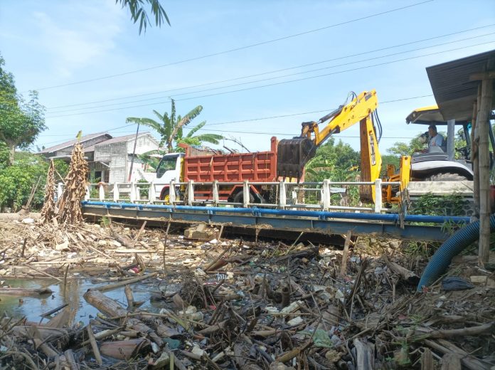 Pengerukan sampah sempadan sungai di Desa Banjarsari