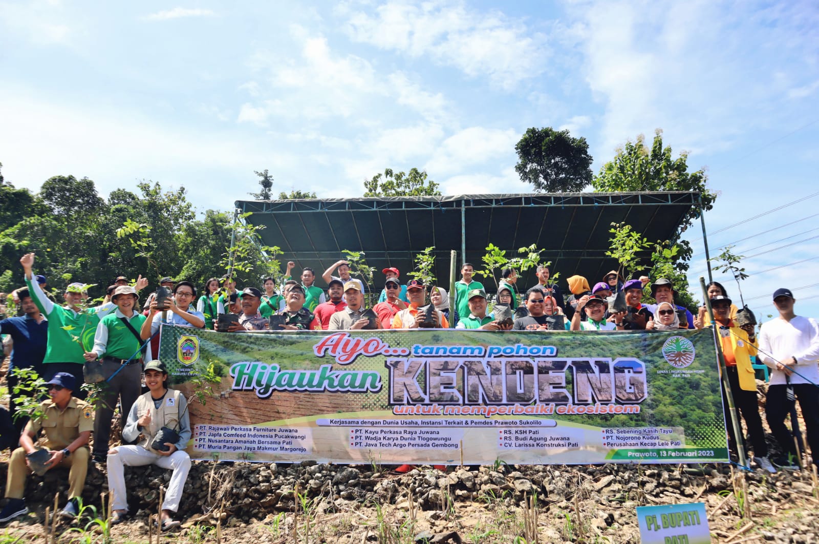 Foto bersama usai penanaman bibit pohon di Desa Prawoto, Kecamatan Sukolilo