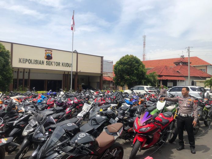 Foto: Ratusan motor yang terparkir di Polsek Kudus
