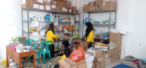 Foto: Tampak dua mahasiswi UMKU sedang sibuk menata barang (istimewa)