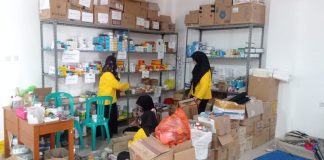 Foto: Tampak dua mahasiswi UMKU sedang sibuk menata barang (istimewa)