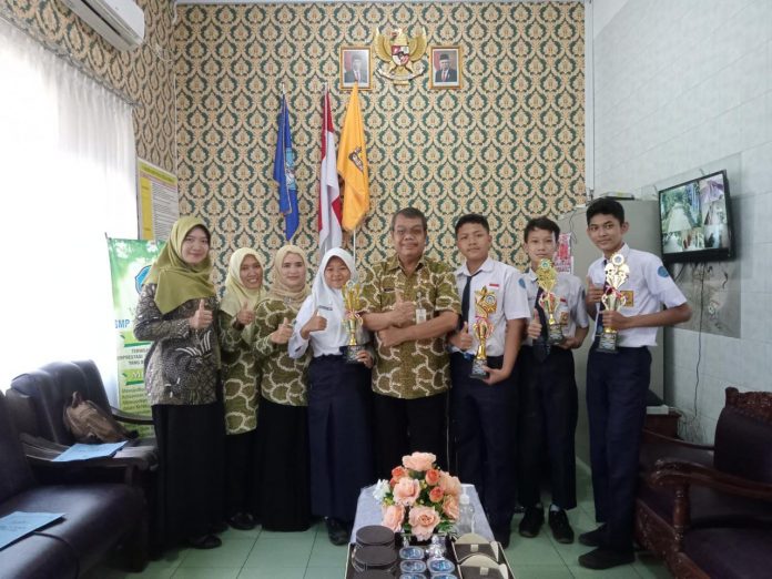 Foto: empat siswa SMP 1 Kaliwungu Kudus yang berhasil membawa gelar juara Foto: empat siswa SMP 1 Kaliwungu Kudus yang berhasil membawa gelar juara