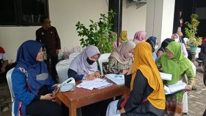 Masyarakat tengah mengikuti kegiatan KB, IUD dan Implant gratis di RS Assuyuthiyyah Pesantren Raudlatul Ulum