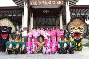 Foto bersama Ketua Bhayangkari Polda Jateng Titi Abioso