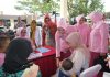 Foto: Ketua Bhayangkari Polda Jateng Titi Abioso saat berinteraksi dengan ibu-ibu yang membawa bayi (Istimewa)