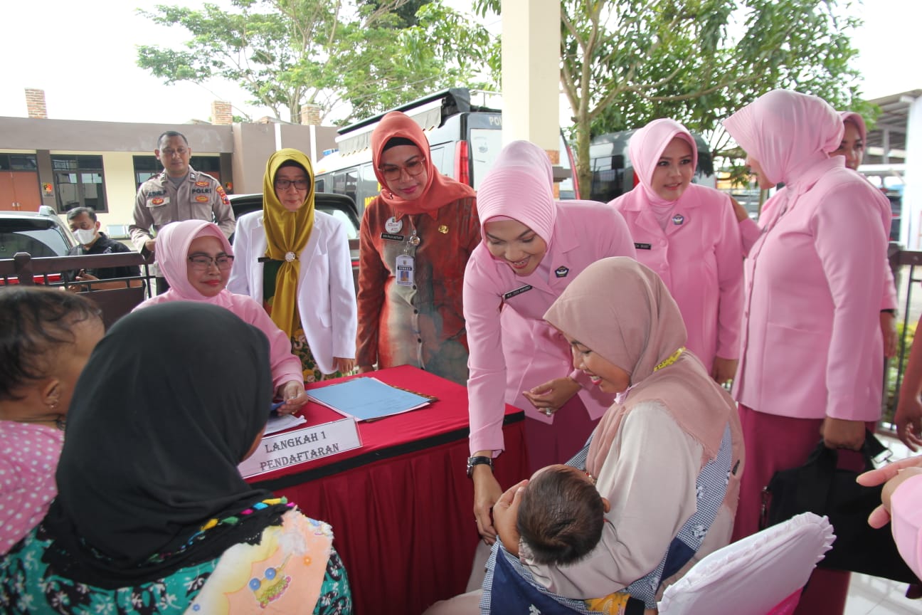 Foto: Ketua Bhayangkari Polda Jateng Titi Abioso saat berinteraksi dengan ibu-ibu yang membawa bayi (Istimewa)