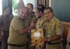 Simbolis : Pj Bupati Pati Henggar Budi Anggoro (kiri) memberikan SK pensiun kepada Direktur RSUD Soewondo Pati, Edy Siswanto (kanan)