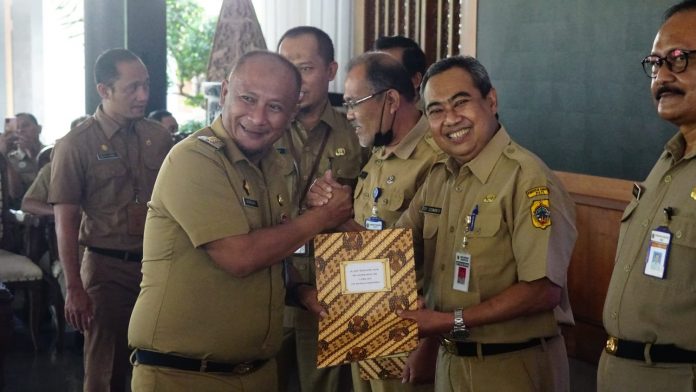 Simbolis : Pj Bupati Pati Henggar Budi Anggoro (kiri) memberikan SK pensiun kepada Direktur RSUD Soewondo Pati, Edy Siswanto (kanan)
