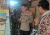 Tim kepolisian Polsek Trangkil saat mendatangi J korban Bansos