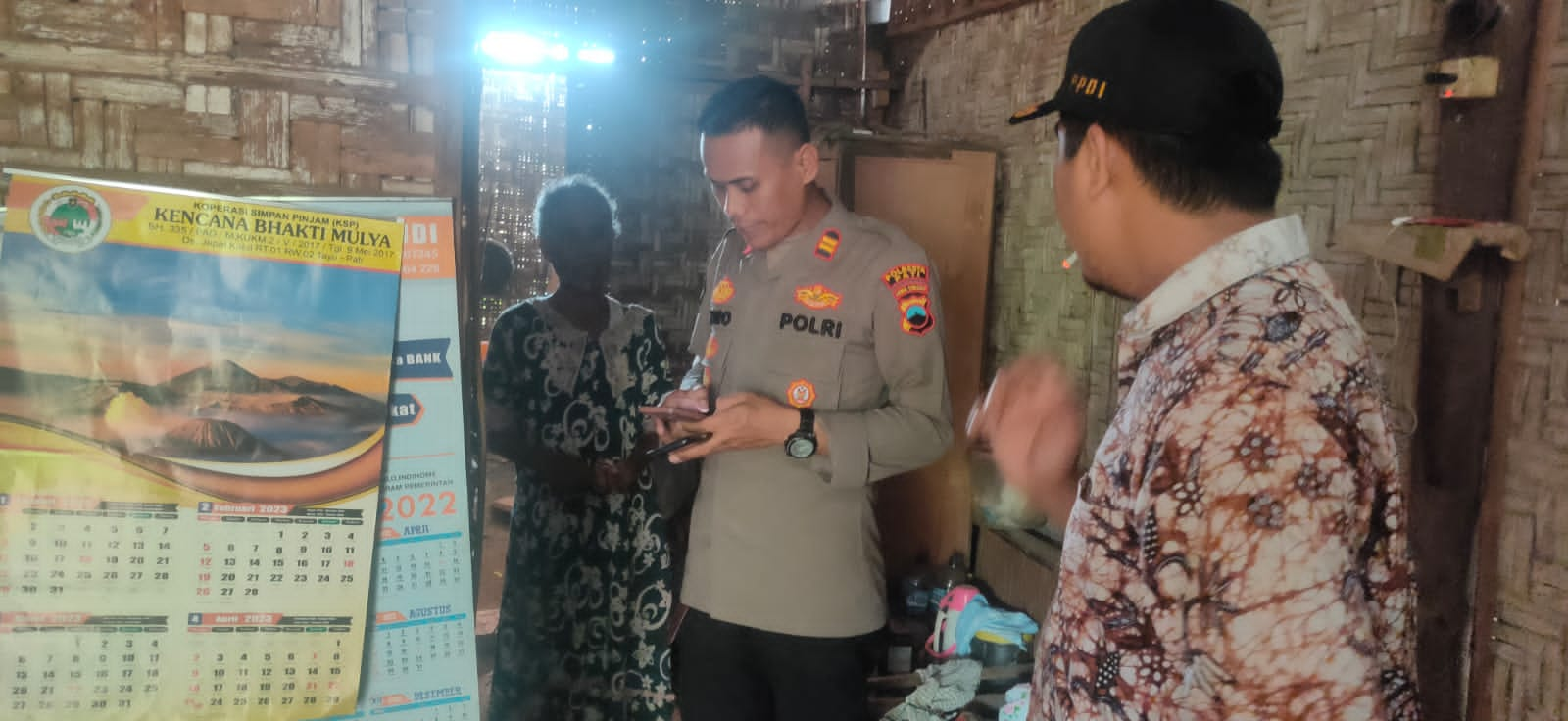 Tim kepolisian Polsek Trangkil saat mendatangi J korban Bansos