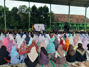 Tampak siswa SMP Negeri 1 Jaken tengah mendengarkan tausiyah dalam rangka peringatan Isra Miraj