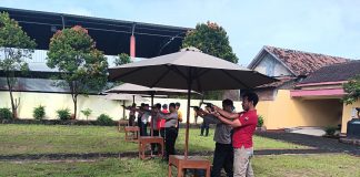 Foto: Tampak anggota Polres Kudus sedang latihan menembak (istimewa)