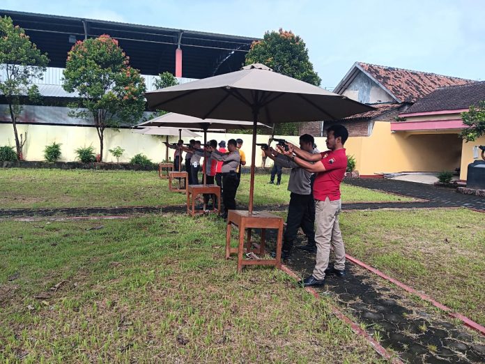 Foto: Tampak anggota Polres Kudus sedang latihan menembak (istimewa)
