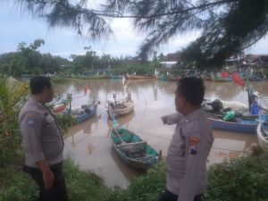 Anggota Polsek Tayu saat meninjau lokasi kejadian