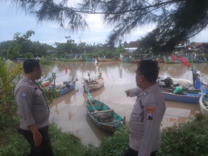 Anggota Polsek Tayu saat meninjau lokasi kejadian Anggota Polsek Tayu saat meninjau lokasi kejadian