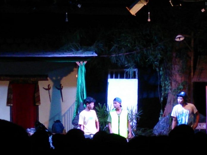 Foto: Penampilan anggota Teater AKAR saat berada di Universitas Muria Kudus