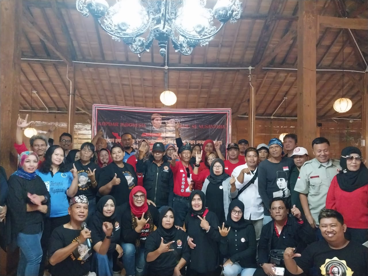 Foto: Para Relawan Ganjar Pranowo berfoto bersama di Joglo Mbah Wiryo Jalan Merbabu No 25 Boyolali Jawa Tengah