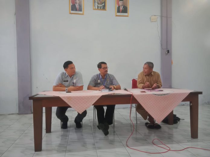 Foto: Kepala Bidang Olahraga Dinas Pendidikan Pemuda dan Olahraga Kudus Kodhori saat ditemui di Aula Disdikpora bersama dengan Ketua Panpel Popda Pencak Silat Kudus Nur Hasyim Foto: Kepala Bidang Olahraga Dinas Pendidikan Pemuda dan Olahraga Kudus Kodhori saat ditemui di Aula Disdikpora bersama dengan Ketua Panpel Popda Pencak Silat Kudus Nur Hasyim