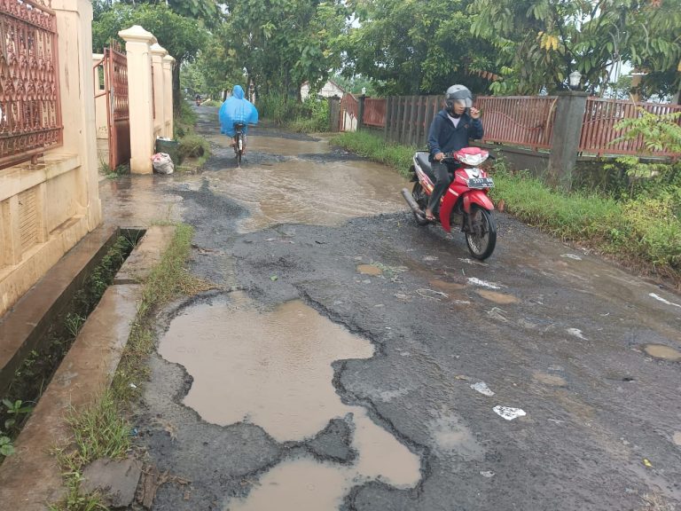 Miris Sudah Makan Korban, Jalan Penghubung Desa Asempapan – Jetak Rusak Parah