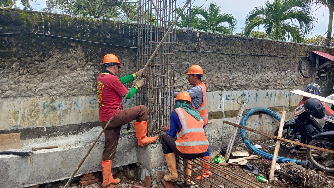 Pekerja di proyek pembangunan gedung senam tengah melakukan pekerjaan pembesian