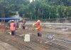 Pekerja di proyek pembangunan gedung senam tengah melakukan pekerjaan pembesian