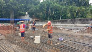 Pekerja di proyek pembangunan gedung senam tengah melakukan pekerjaan pembesian