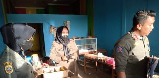 Petugas dari Satpol PP Pati saat merazia sebuah tempat karaoke berkedok warung kopi di Kecamatan Jakenan (Samin News/istimewa)