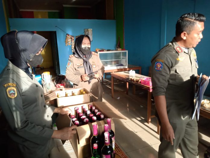 Petugas dari Satpol PP Pati saat merazia sebuah tempat karaoke berkedok warung kopi di Kecamatan Jakenan (Samin News/istimewa)