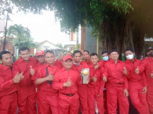 Foto: Tampak petugas kebersihan sedang bergembira membawa Piala Adipura bertempat di Pendopo Kabupaten Kudus
