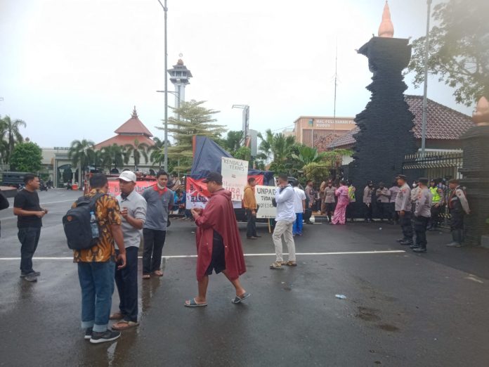 Foto: Tampak beberapa sepanduk terpampang di Kantor Bupati Kudus terkait keluhan perangkat desa Foto: Tampak beberapa sepanduk terpampang di Kantor Bupati Kudus terkait keluhan perangkat desa