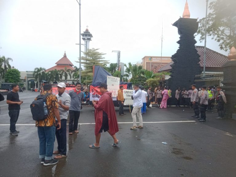 Aliansi Penggugat Wanprestasi Unpad Datangi Kantor Bupati Kudus