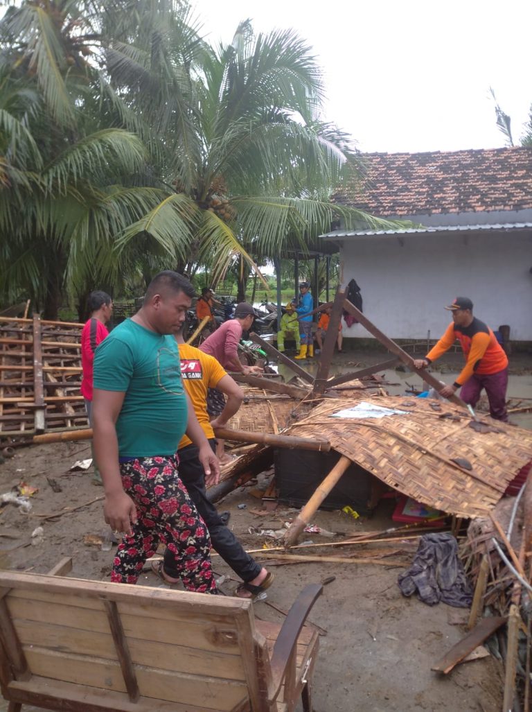 Hujan Disertai Angin Kencang Satu Rumah di Dukuhseti Roboh