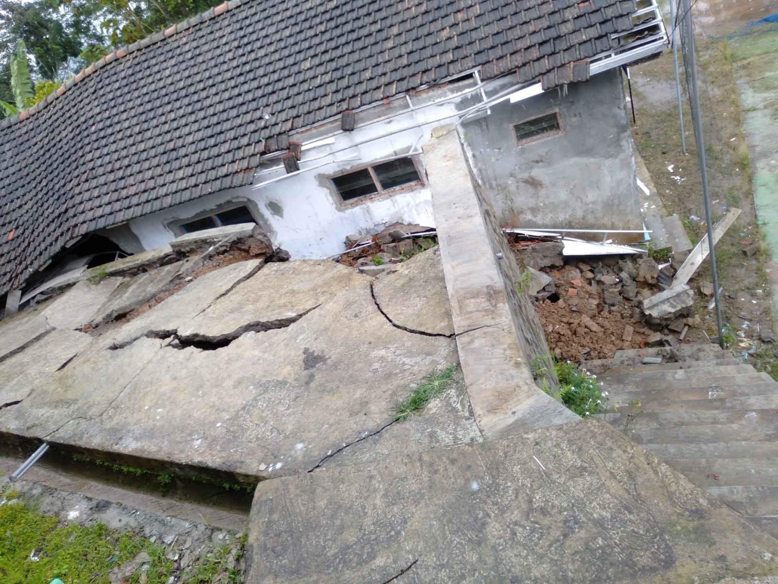 Bangunan TK dan PAUD Bhakti Putra tertimpa tanah longsor yang menyebabkan 3 ruang kelas ambrol