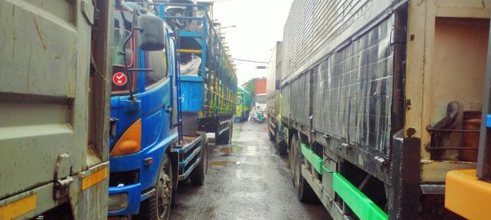 Macet panjang di jalan Pantura Pati - Rembang (Samin News/istimewa)