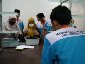 Foto: Siswa-siswi SMK Assa'idiyyah Kudus saat latihan praktek di Laboratorium Kultur Jaringan dan Laboratorium Agronomi milik Universitas Muria Kudus