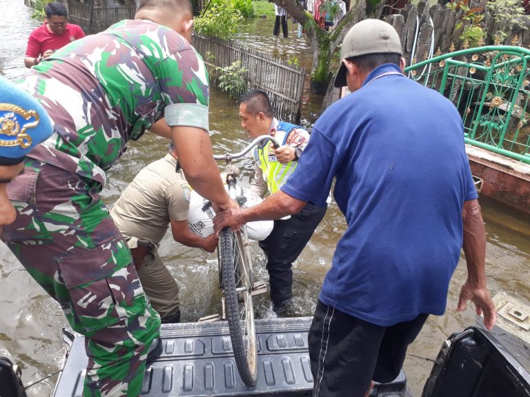 Evakuasi Warga Korban Terdampak Banjir di Desa Payaman Kudus