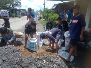 Foto: Gotong royong Warga Undaan saat sedang menambal jalan