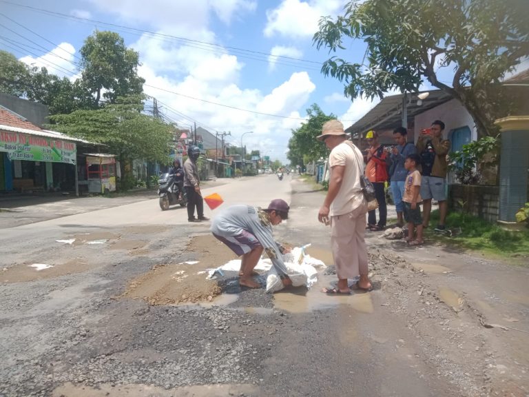 Resah Banyak Korban Kecelakaan, Jalan Kudus-Purwodadi Ditambal Warga