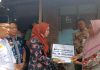 Foto: Bupati Demak Eisti'anah bersama dengan Ketua Badan Amil Zakat Nasional (Basnaz) saat menyerahkan bantuan ke keluarga Sukijan dan Narni di Demak