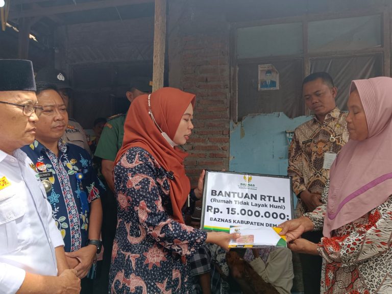 Sukijan Warga Desa Bungo Terima Bantuan RTLH dari Bupati Demak Senilai Rp 15 Juta