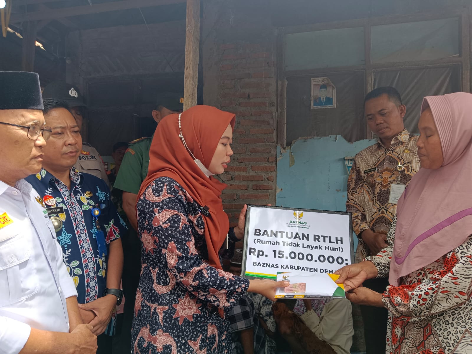 Foto: Bupati Demak Eisti'anah bersama dengan Ketua Badan Amil Zakat Nasional (Basnaz) saat menyerahkan bantuan ke keluarga Sukijan dan Narni di Demak