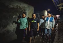 Anggota DPR RI Arwani Thomafi (hitam) saat menyusuri pemukiman warga Dukuh Guyangan, Desa Purworejo menyalurkan Bansos