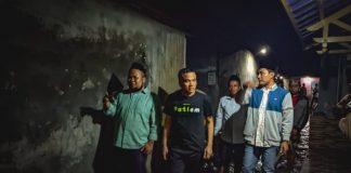 Anggota DPR RI Arwani Thomafi (hitam) saat menyusuri pemukiman warga Dukuh Guyangan, Desa Purworejo menyalurkan Bansos