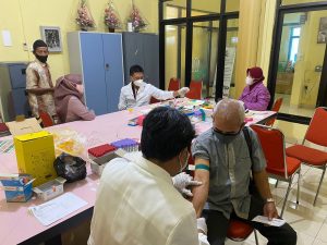 Foto: Peserta calon jamaah haji yang sedang mengecek kesehatan di Labkesda Kudus