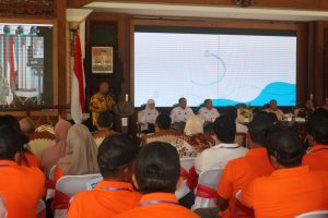 Penjabat Bupati Pati Henggar Budi Anggoro saat memberikan sambutan dalam kegiatan Sekolah Lapang Cuaca Nelayan (SLCN) di Pendopo, Selasa (7/3/2023)