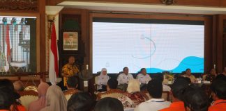 Penjabat Bupati Pati Henggar Budi Anggoro saat memberikan sambutan dalam kegiatan Sekolah Lapang Cuaca Nelayan (SLCN) di Pendopo, Selasa (7/3/2023)