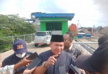 Foto: Ketua DPRD Kudus saat mengecek kondisi pompa di Jembatan Tanggulangin